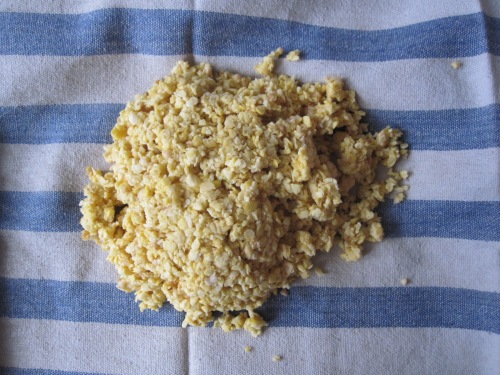 Flocons de pois chiches égouttés (mais non séchés) Chickpea flakes (drained but not dried yet)